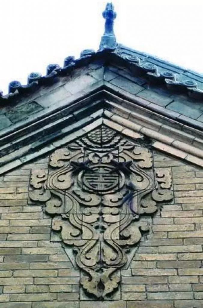 吉祥图案在建筑窗的装饰设计中,一般结构较小,表达较为丰富古典的内涵
